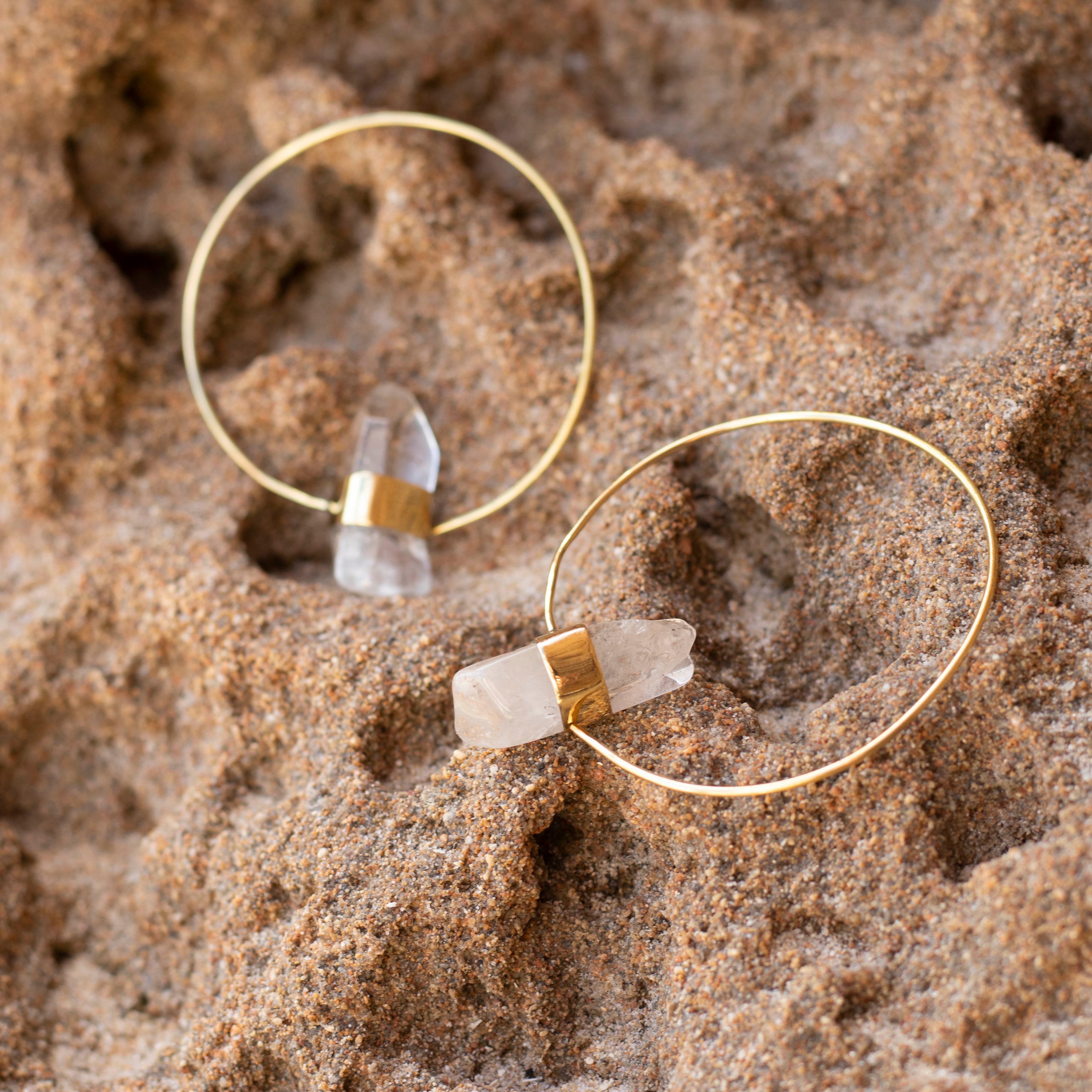 pendientes aro cuarzo fondo roca
