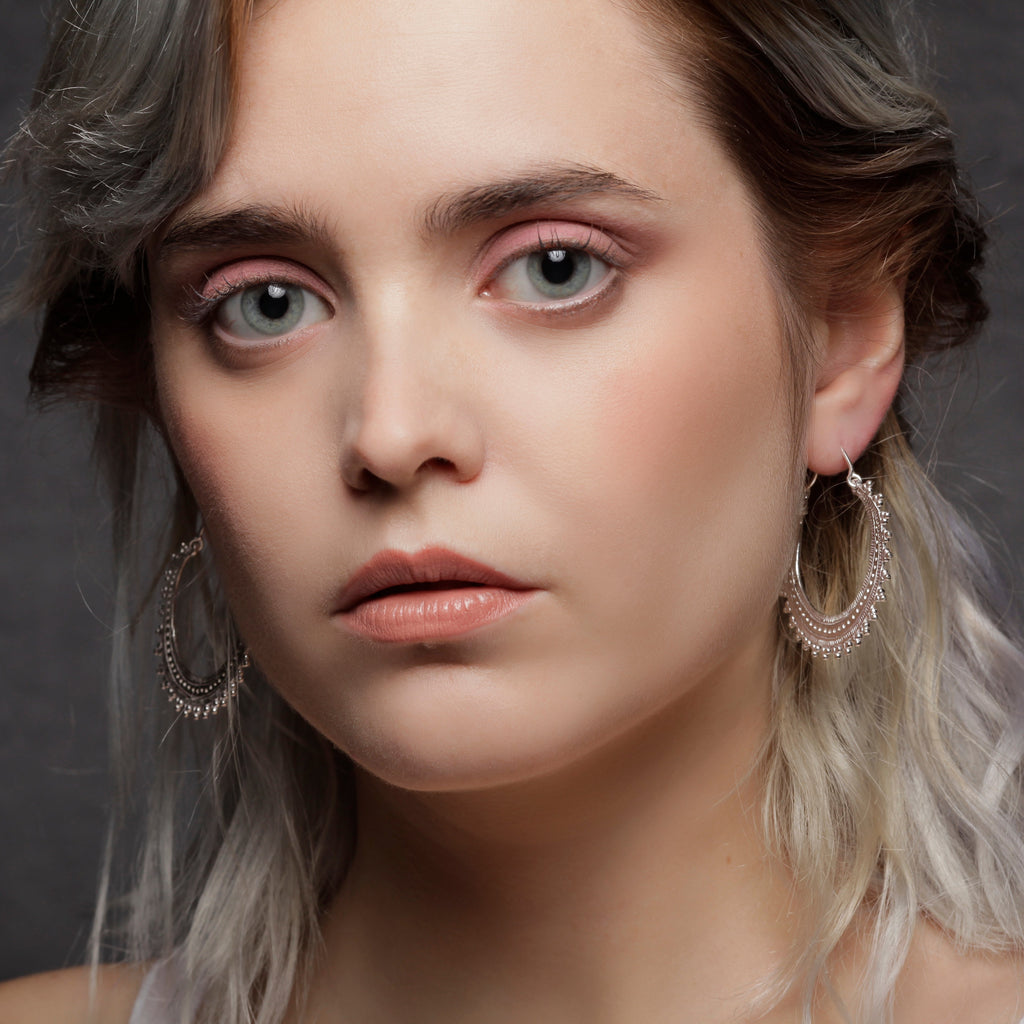 modelo con pendientes de aro Afghan plata