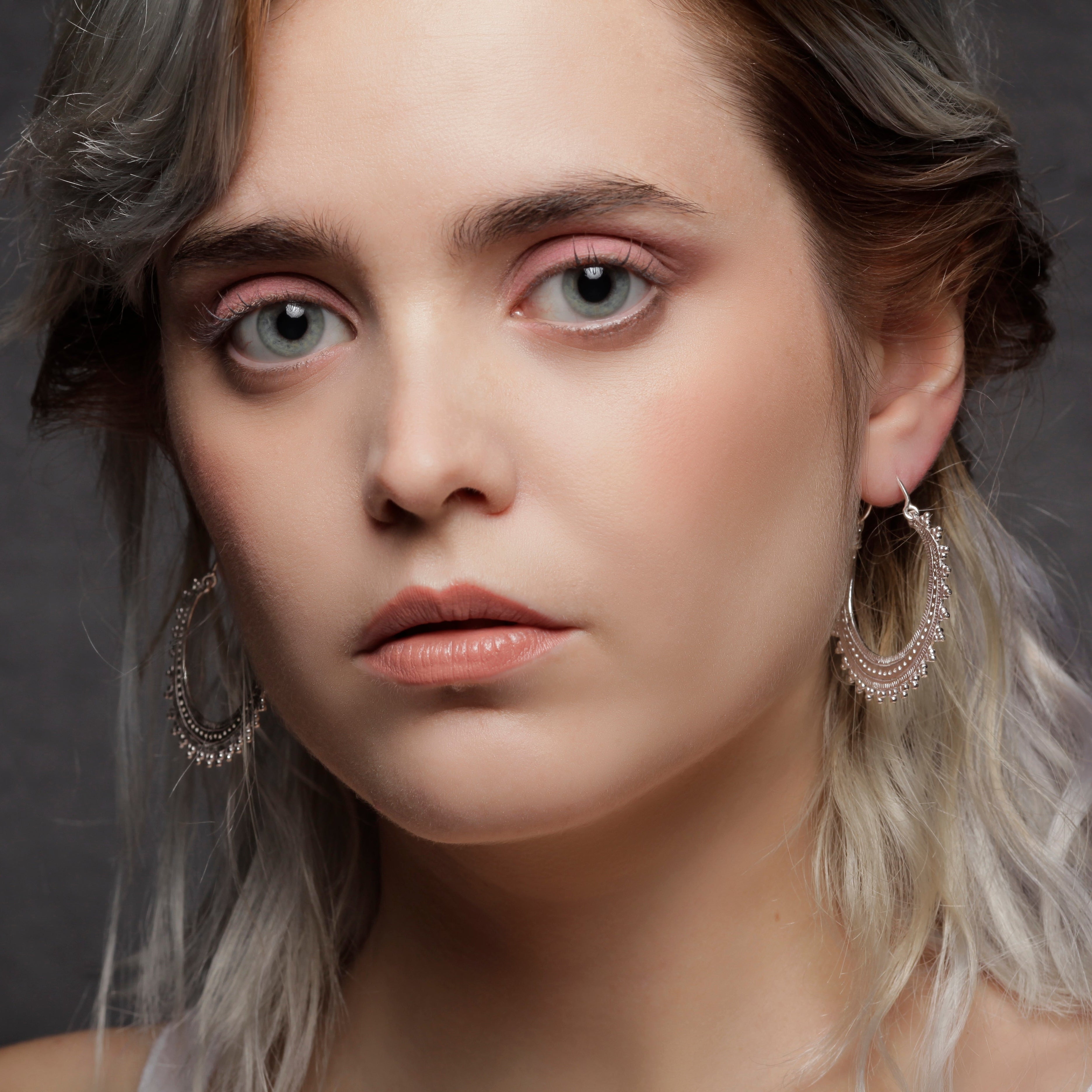 modelo con pendientes de aro Afghan plata