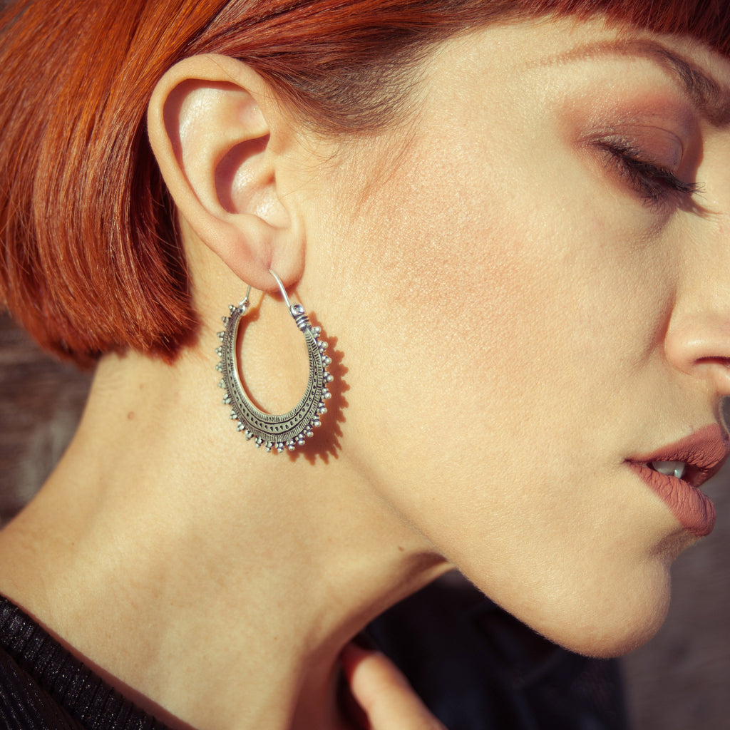 modelo con pendientes de aro Afghan plata