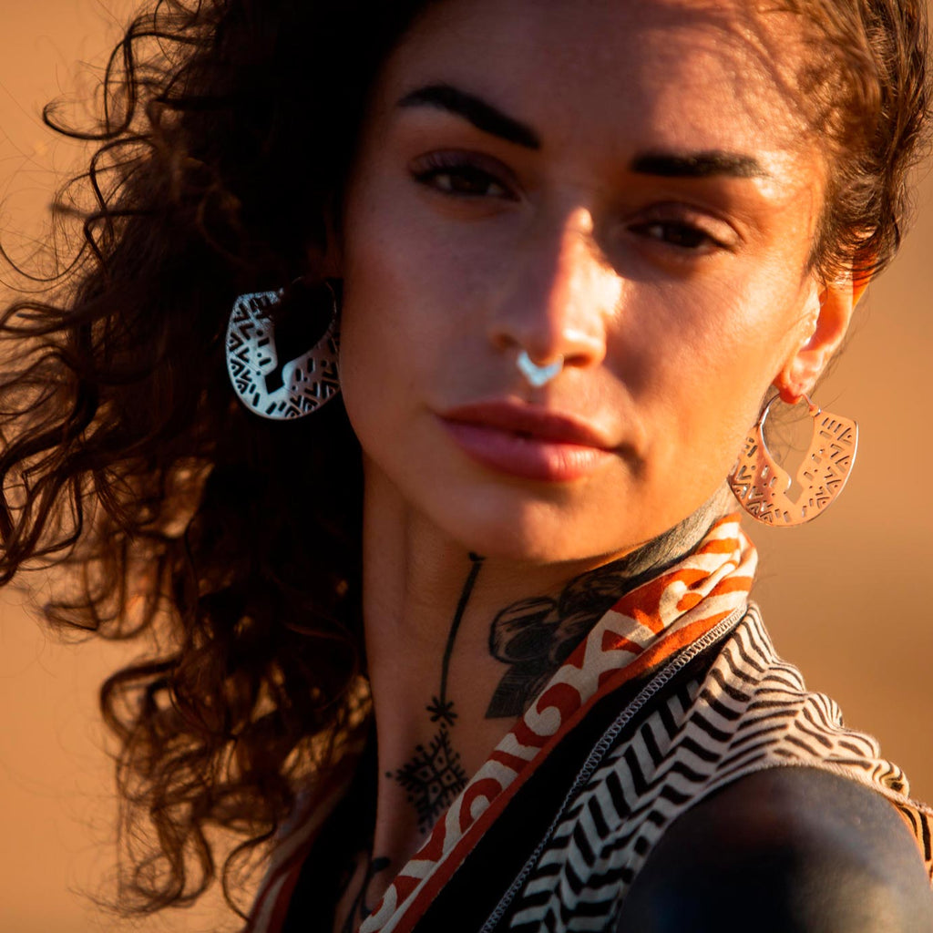 modelo con geometric septum piercing plata y pendientes Agatha