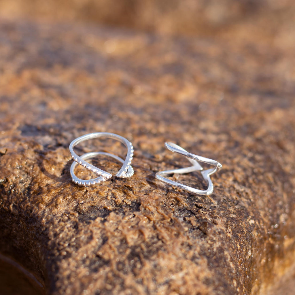 Anillo Kali plata sobre roca