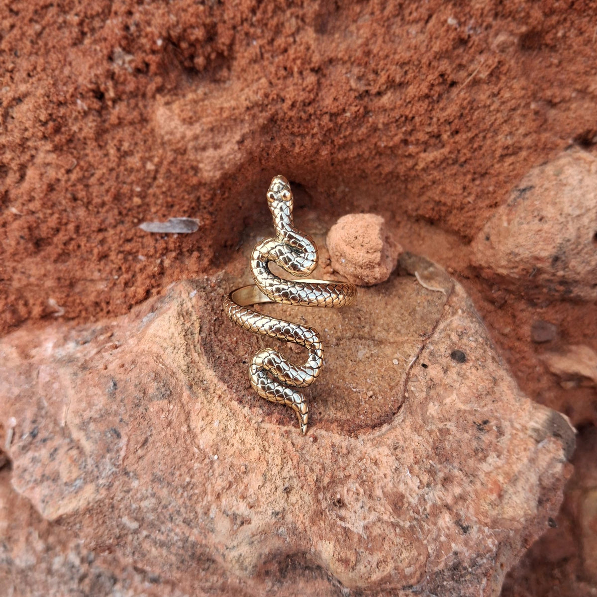 Anillo Naga de serpiente en dorado sobre roca