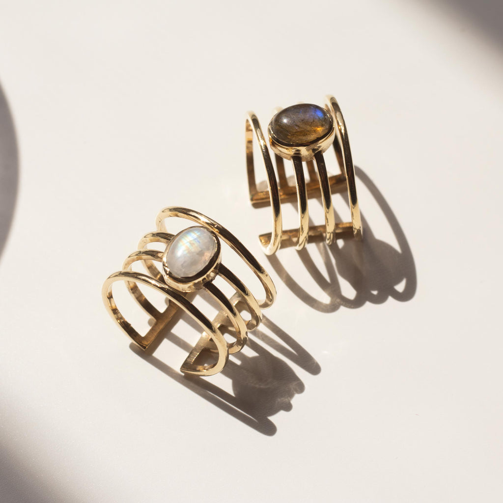 Anillos Sanna piedra lunar y labradorita sobre fondo blanco