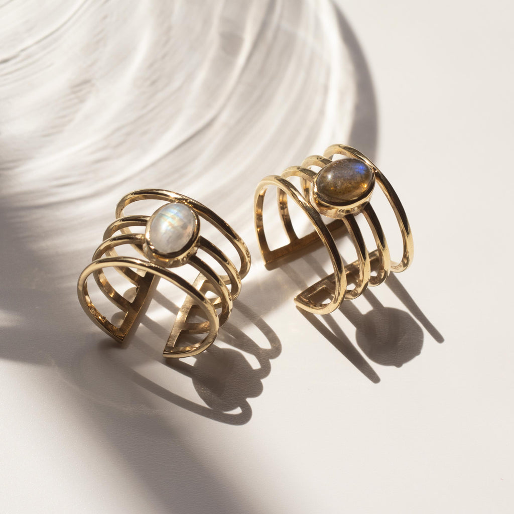 Anillos Sanna piedra lunar y labradorita sobre fondo blanco