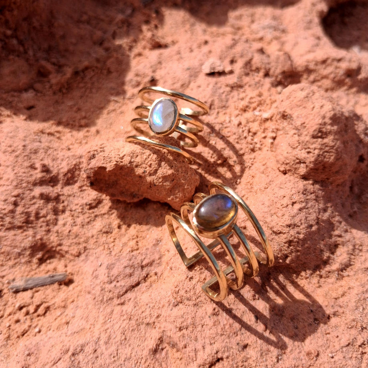 Anillos Sanna piedra lunar y labradorita sobre rocas