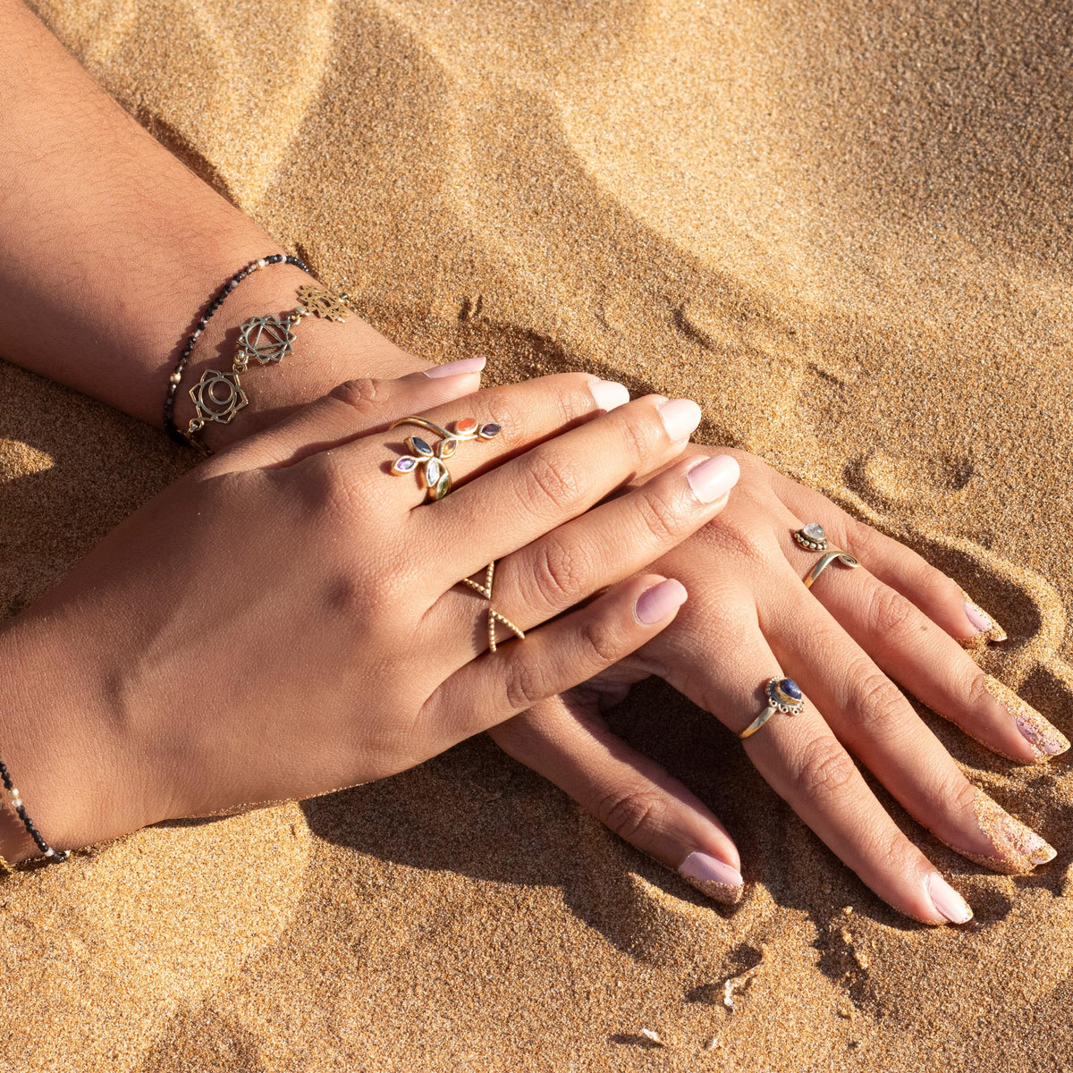 foto de manos con anillo chakras y pulsera chakras