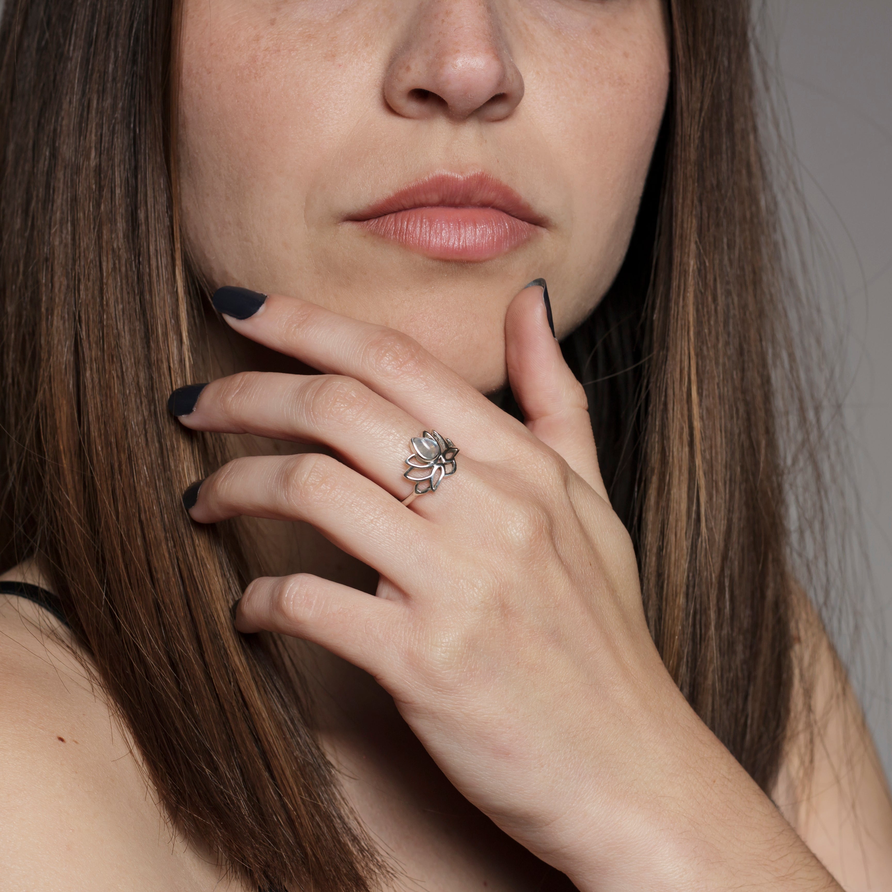 Detalle mano con Anillo loto plata