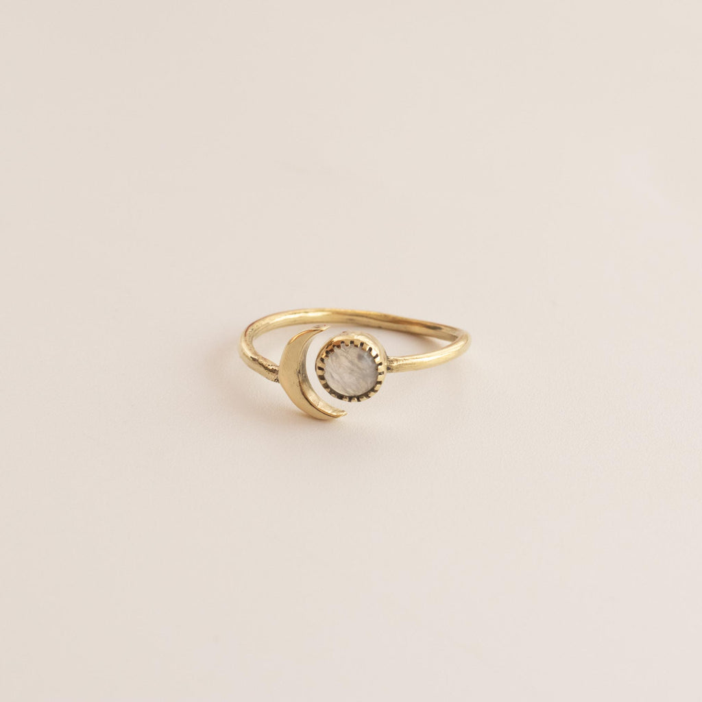 Anillo moon piedra lunar sobre fondo blanco