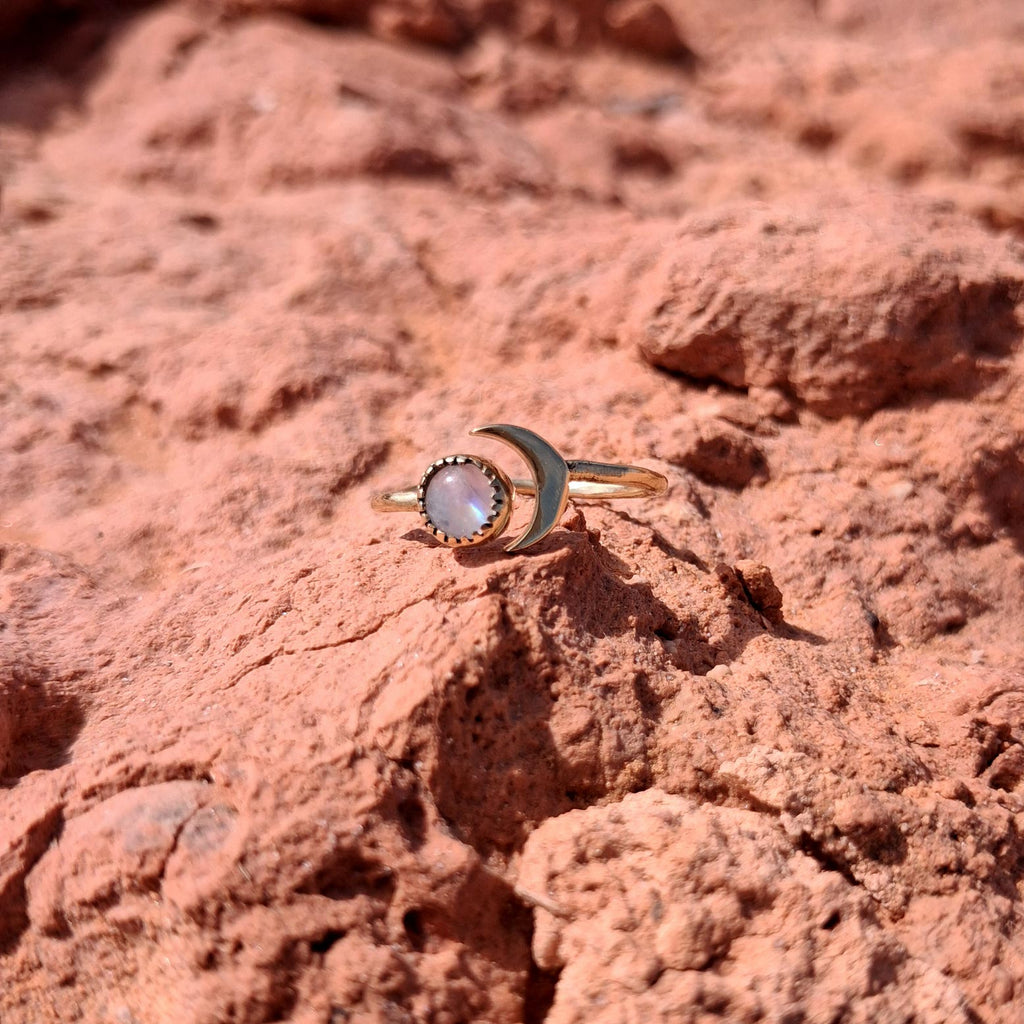 Anillo moon piedra lunar sobre roca natural