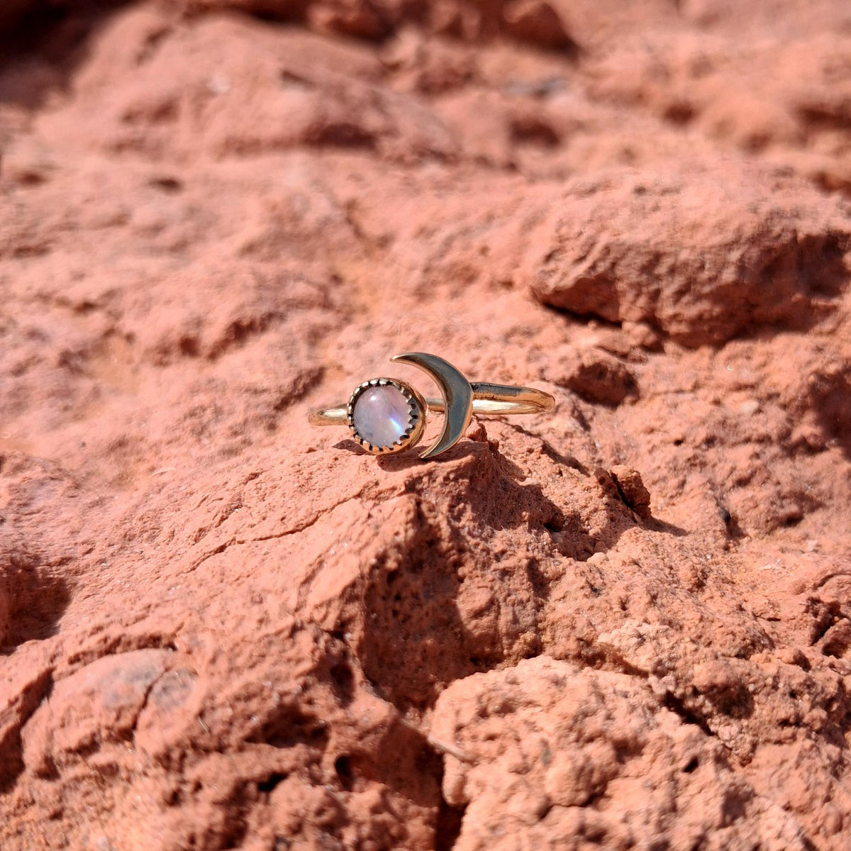 Anillo moon piedra lunar sobre roca natural