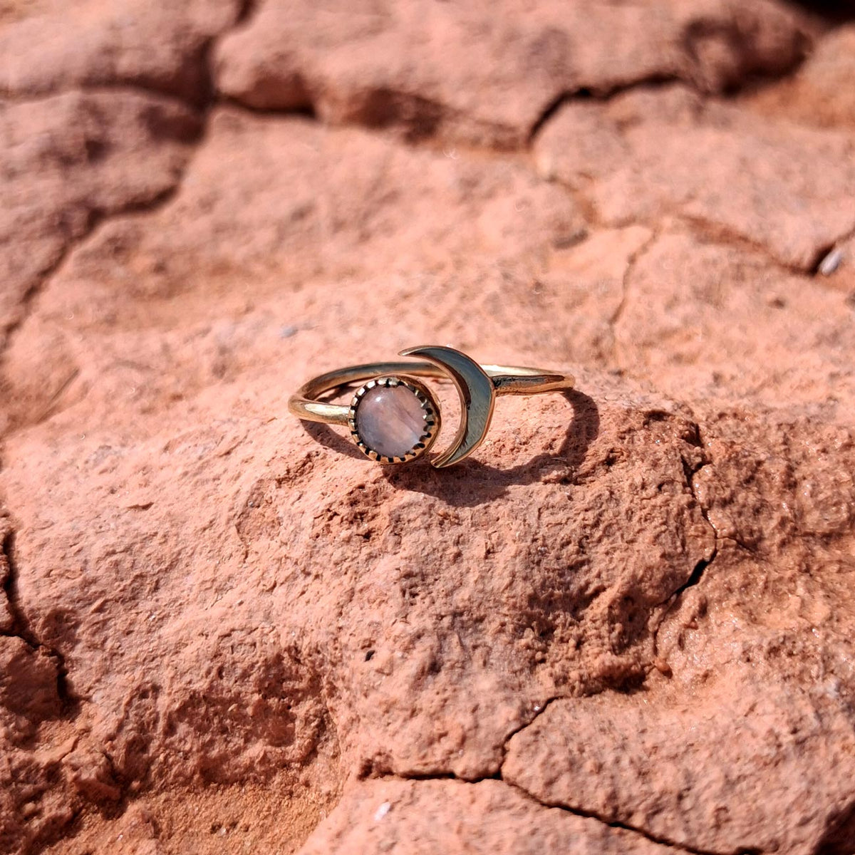 Anillo moon piedra lunar sobre piedra natural