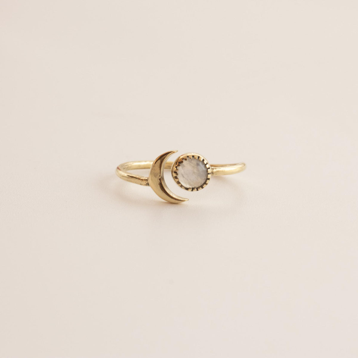 Anillo moon piedra lunar sobre fondo blanco