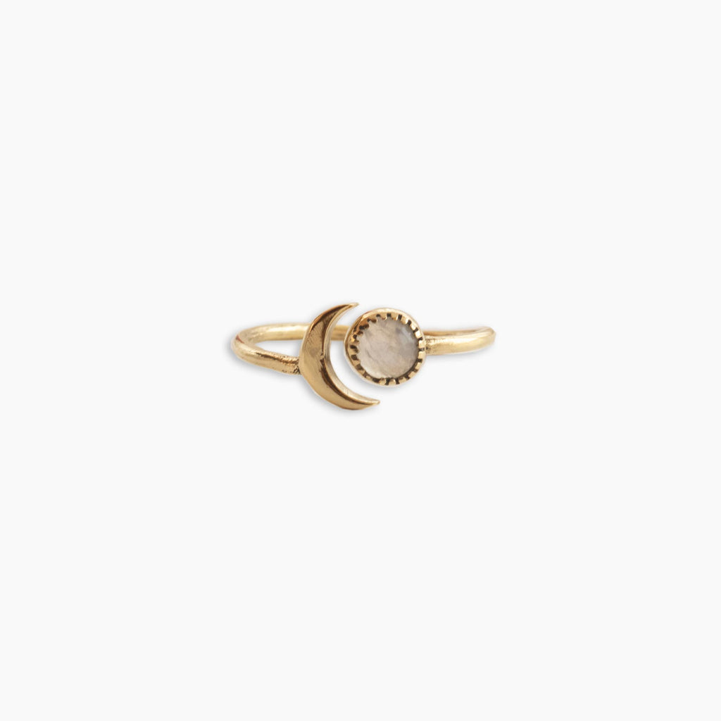 Anillo moon piedra lunar sobre fondo blanco