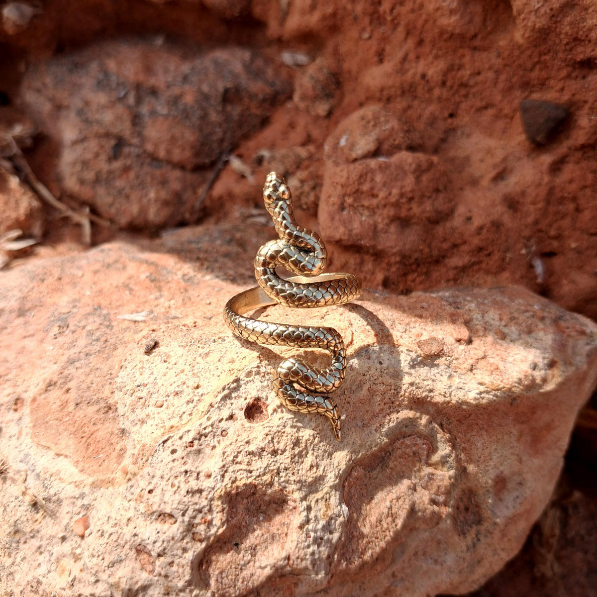 Anillo Naga de serpiente en dorado sobre roca