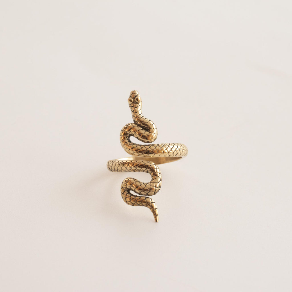 Anillo serpiente Naga dorado en fondo blanco