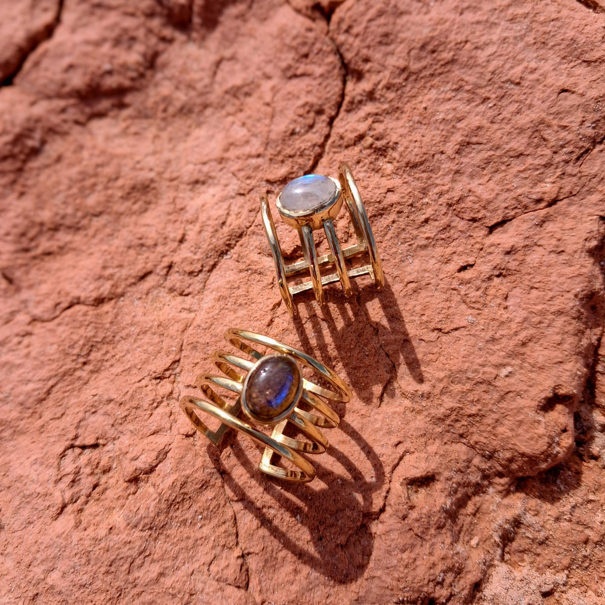 Anillos Sanna piedra lunar y labradorita sobre rocas
