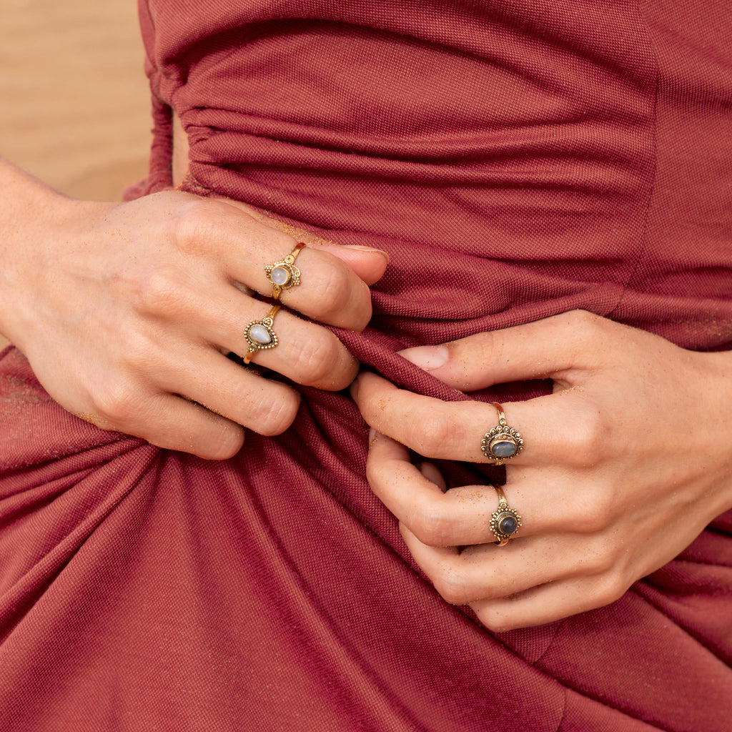 modelo con Anillos latón y piedra natural