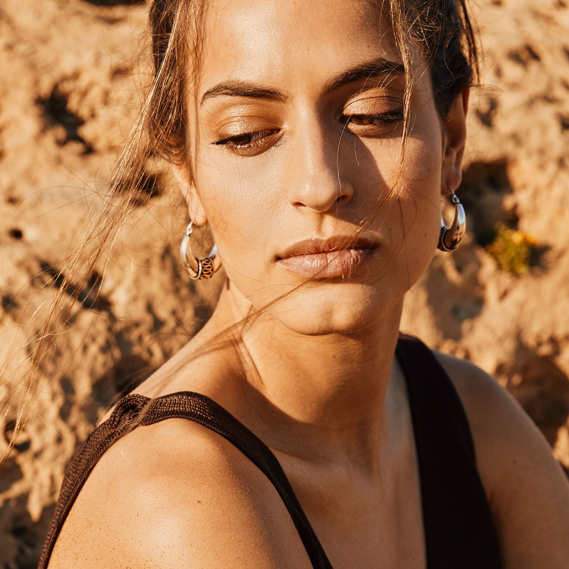 modelo con pendientes Naia aro plata