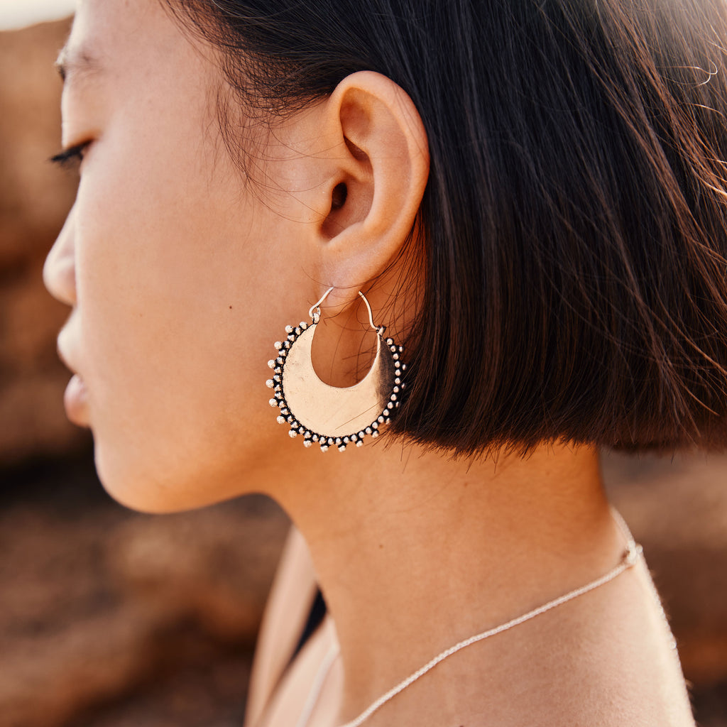 modelo con pendientes aro Nara