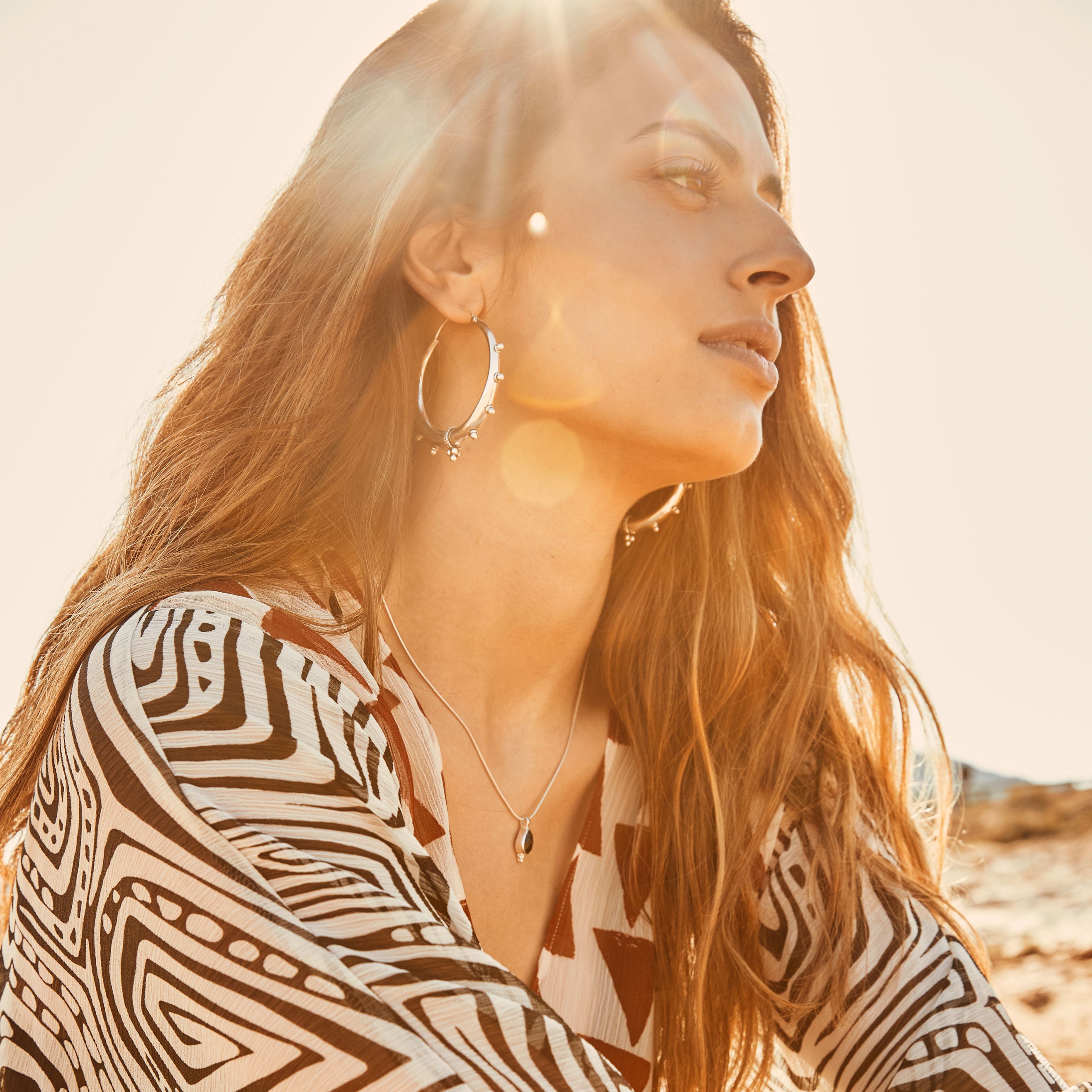 modelo con pendientes de aro Nomad