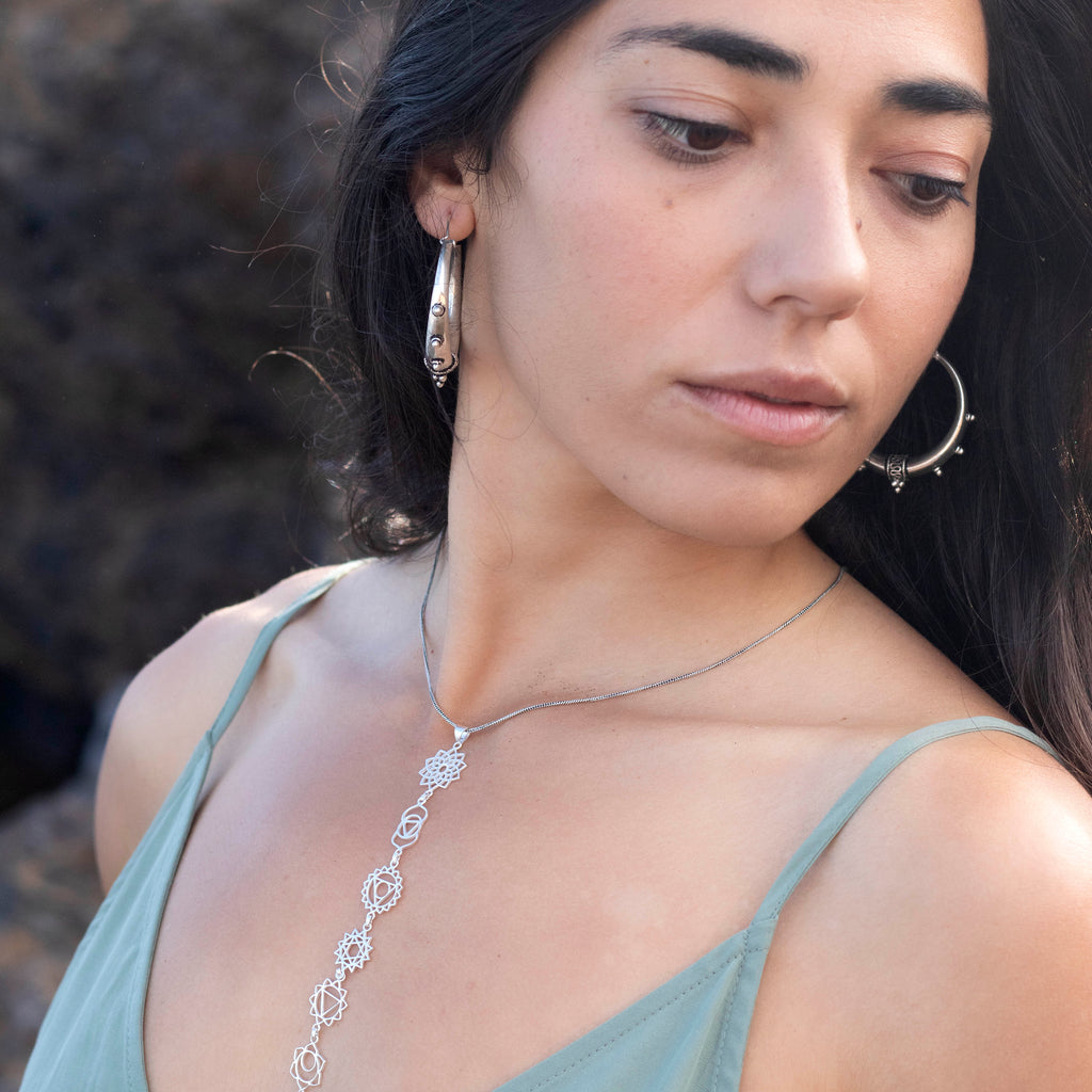 modelo con pendientes de aro shakti y colgante chakras plata