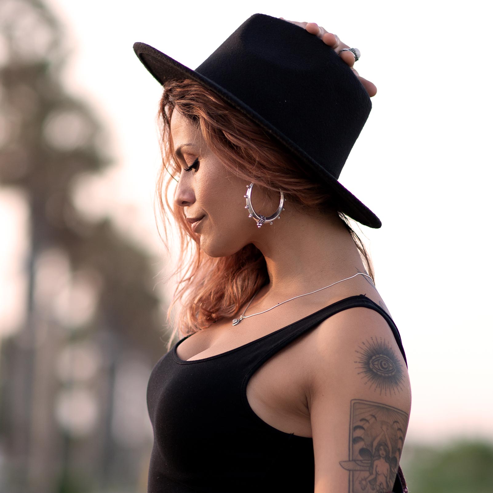 modelo con pendientes Shakti L