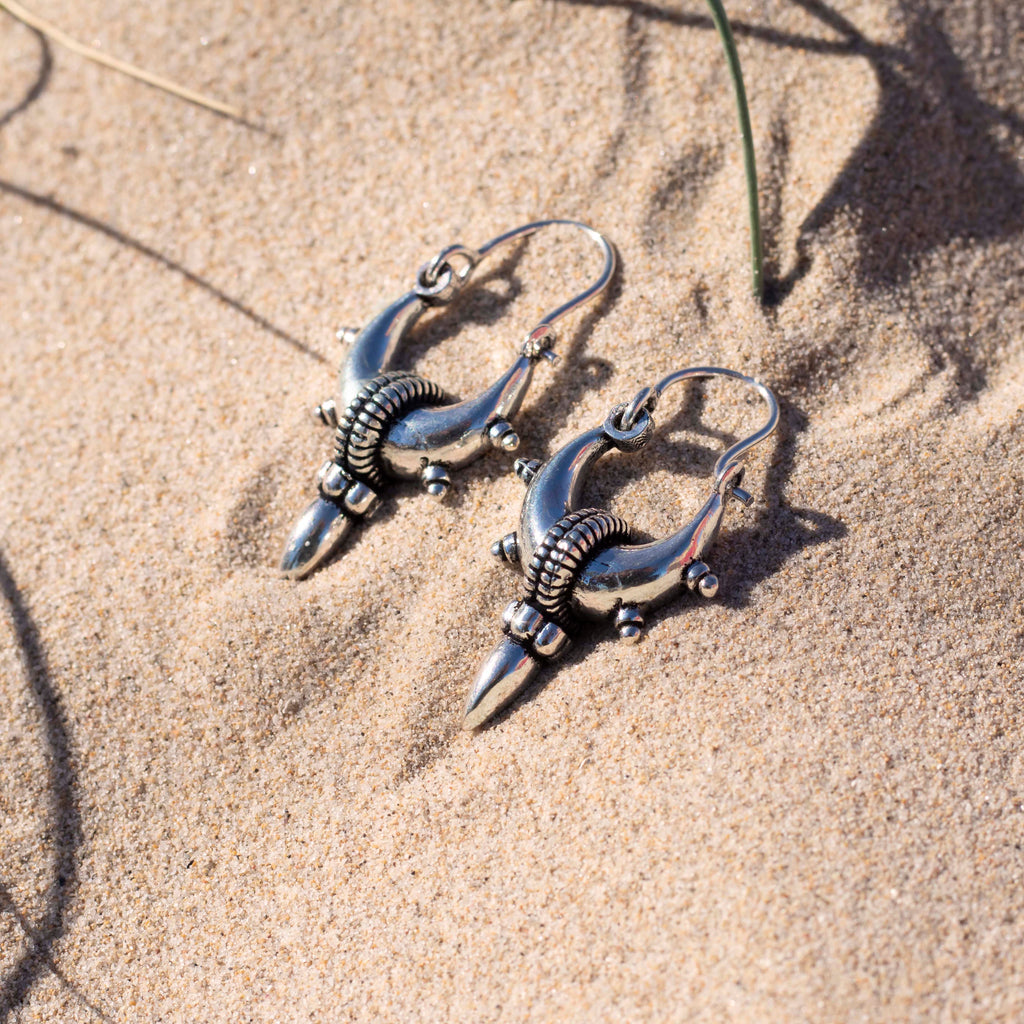 pendientes spike aro S sobre arena de la playa