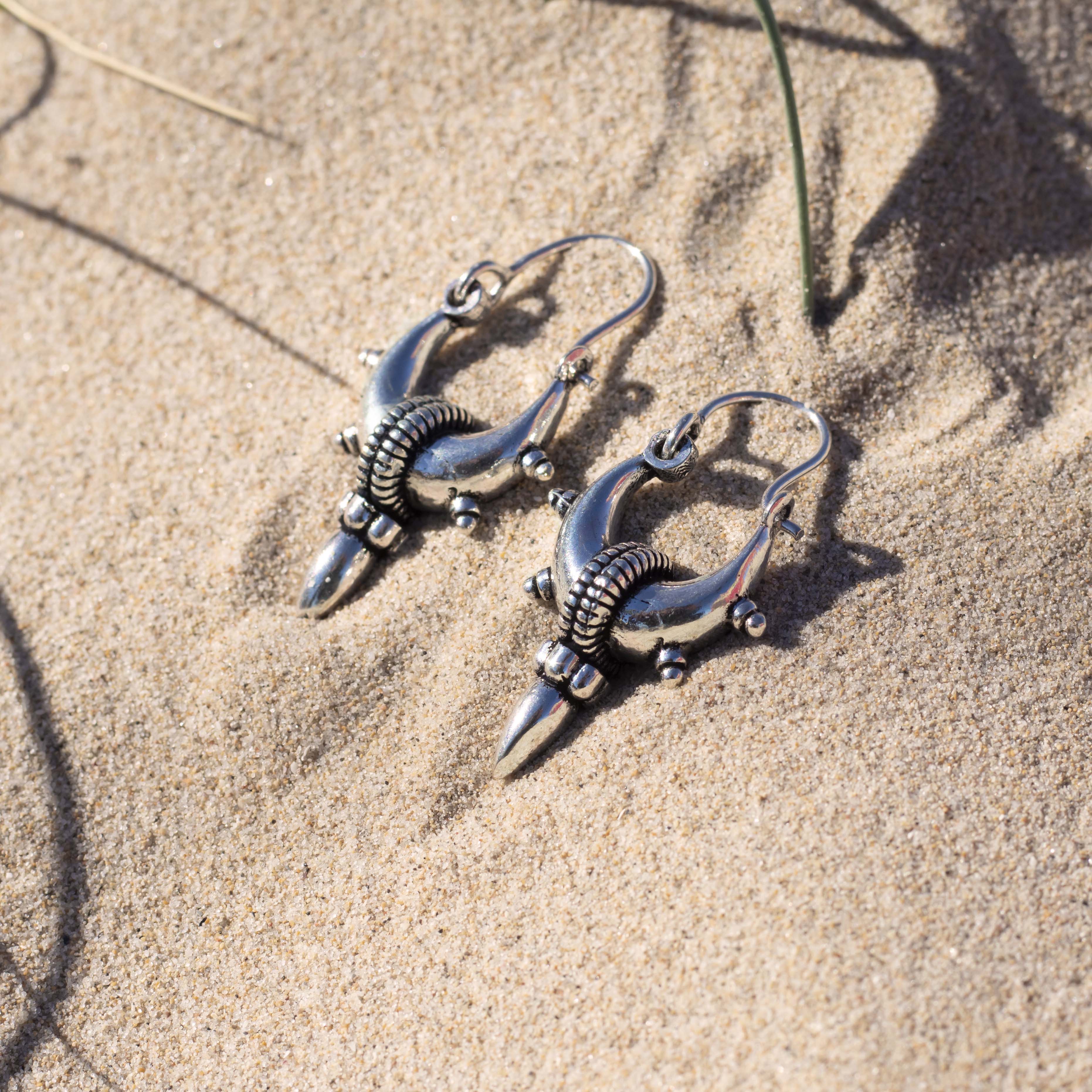 pendientes spike aro S sobre arena de la playa