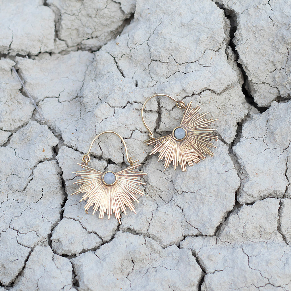 Aros sun dorado piedra lunar