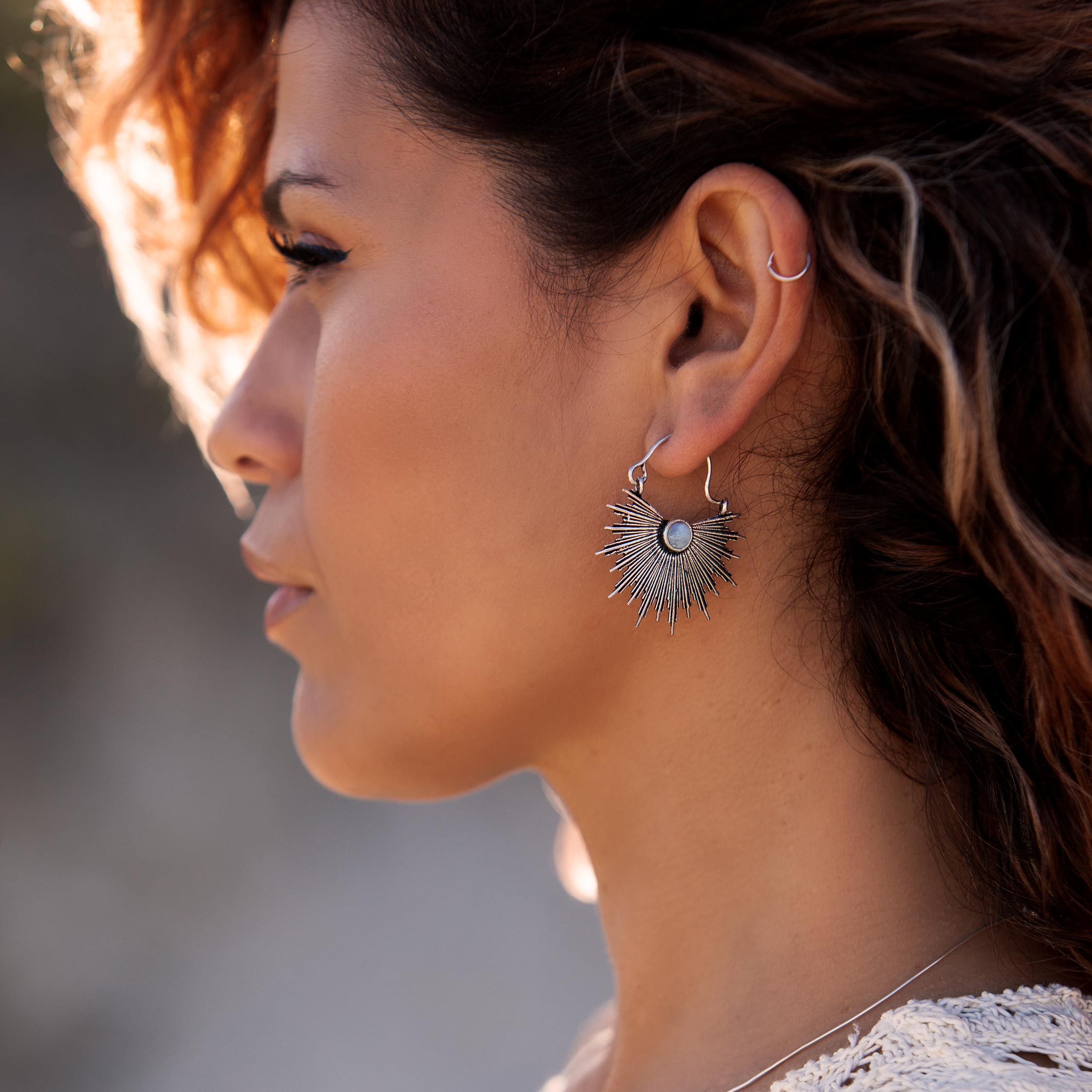 modelo con Aros sun plata piedra lunar