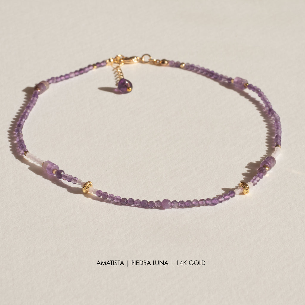 Collar amatista y piedra lunar fondo blanco