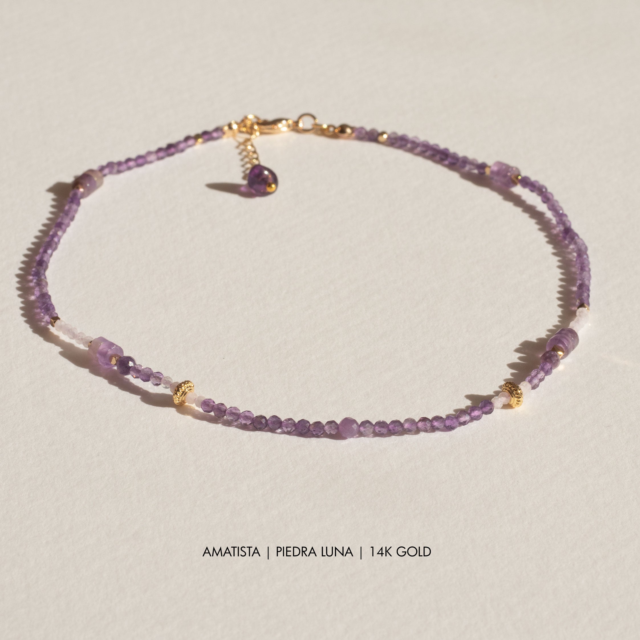 Collar amatista y piedra lunar fondo blanco