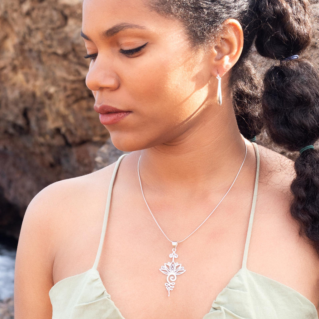 Modelo con Colgante Loto Unalome plata