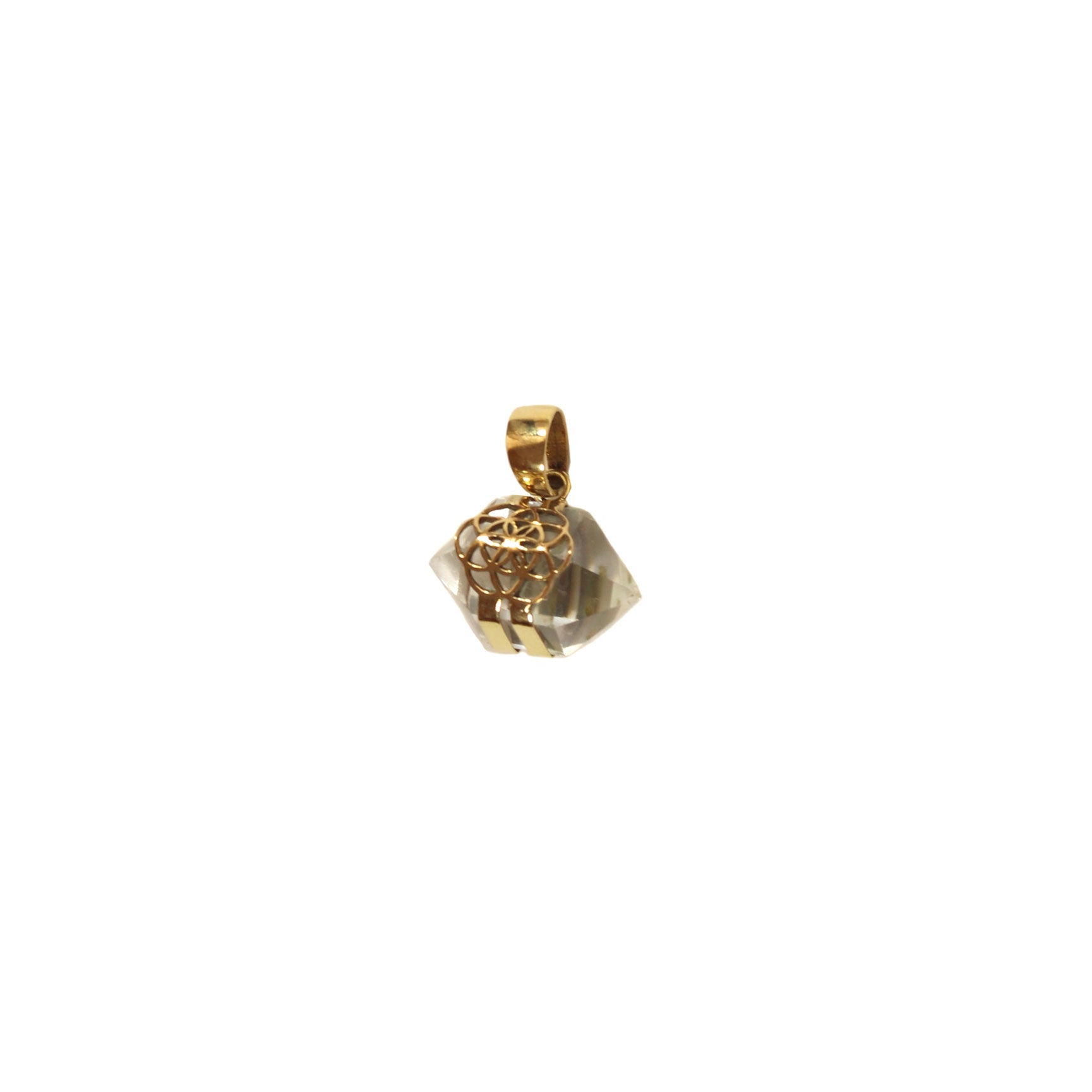 Colgante flor de la vida dorado con cuarzo fondo blanco