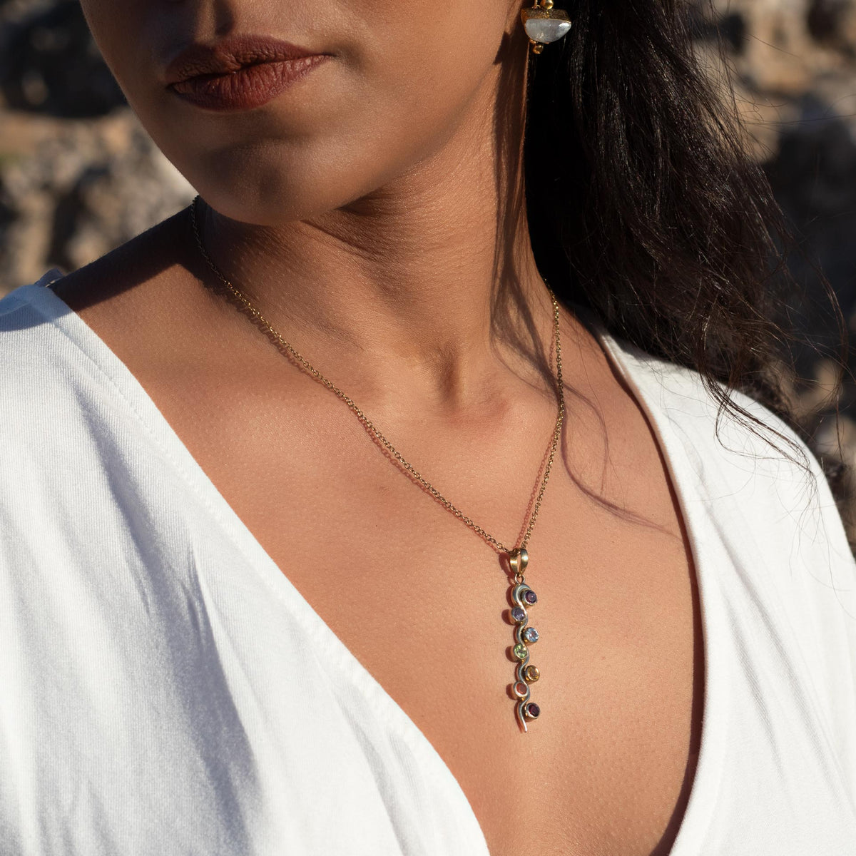modelo con Collar Kundalini