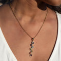 modelo con Collar Kundalini