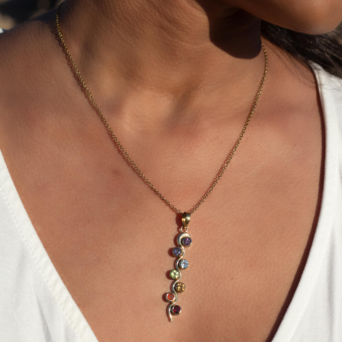 modelo con Collar Kundalini