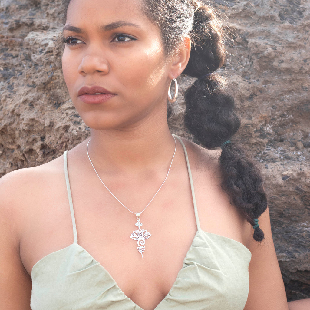 modelo con collar Loto Unalome