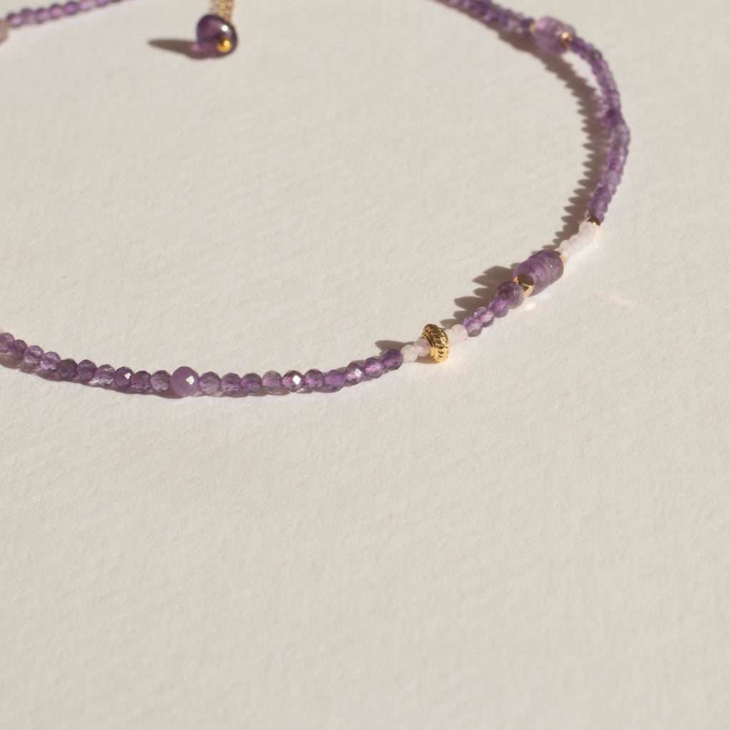 Collar amatista y piedra lunar fondo blanco