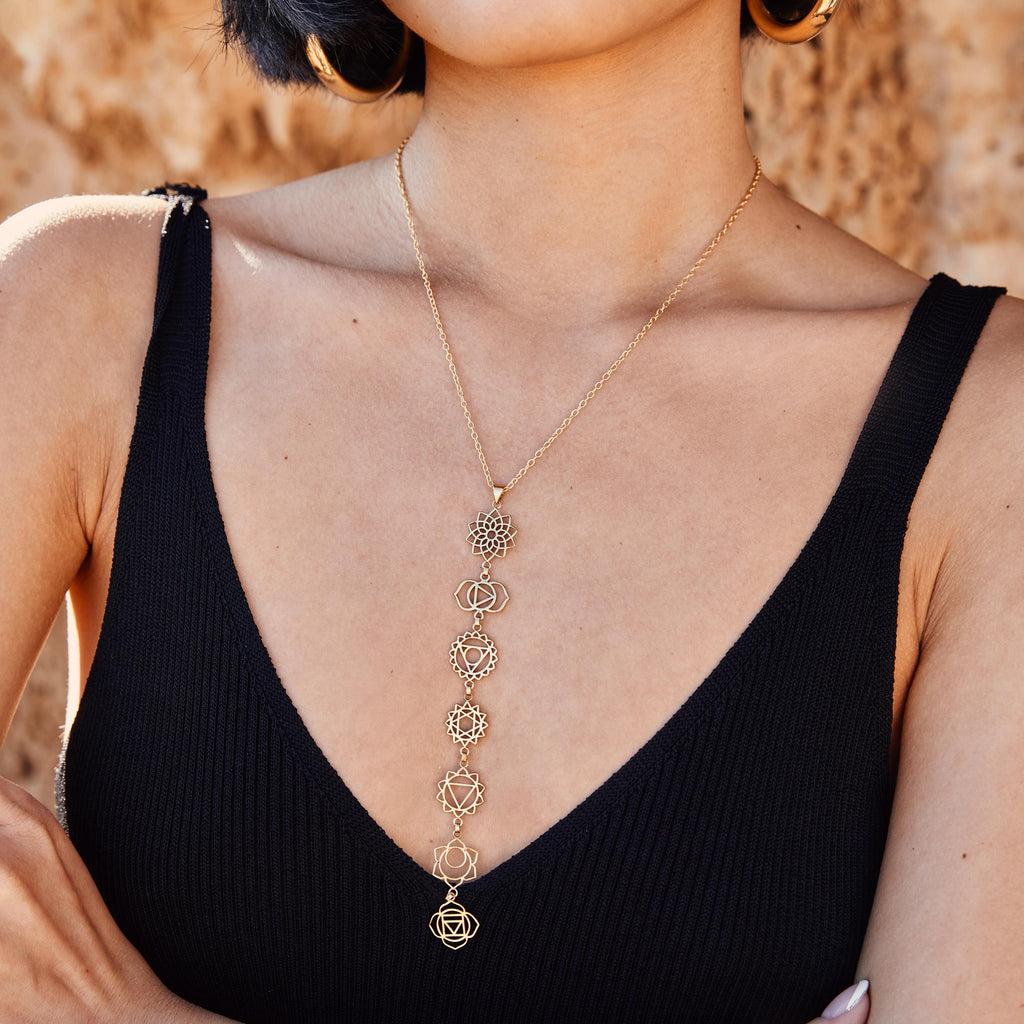 modelo con Colgante chakras dorado