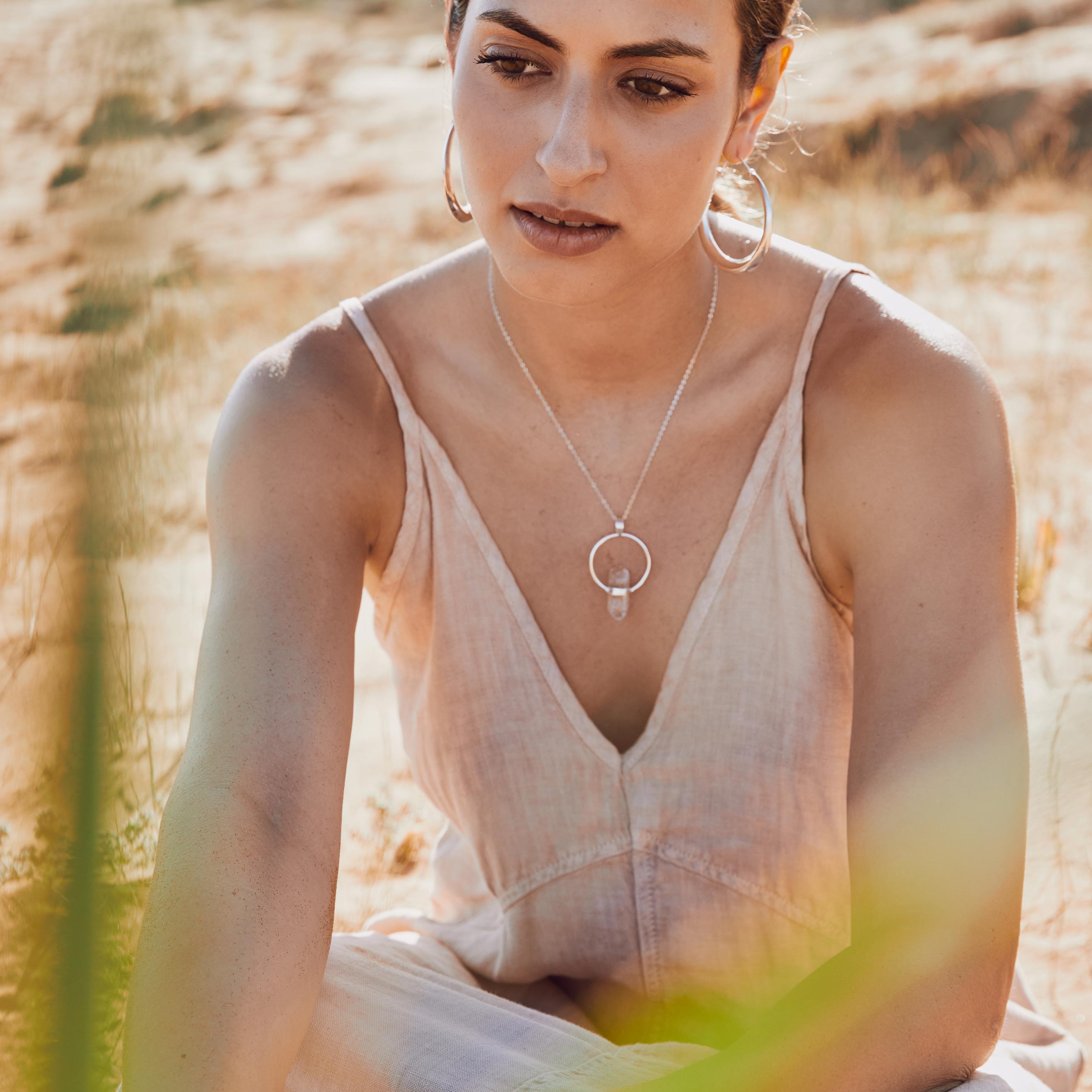 modelo con colgante cuarzo plata