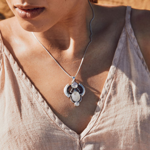 modelo con Collar kephri plata y piedra lunar