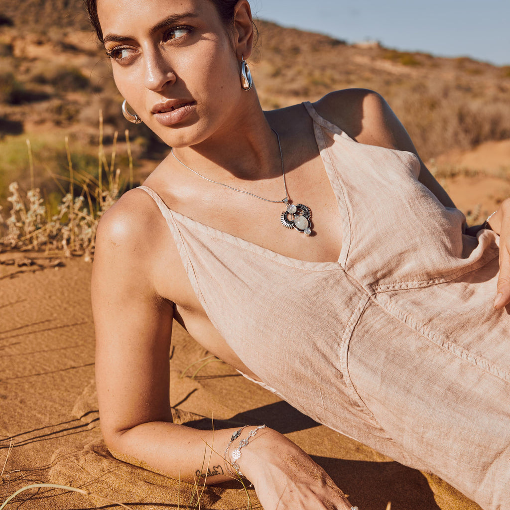 modelo con Collar kephri plata y piedra lunar