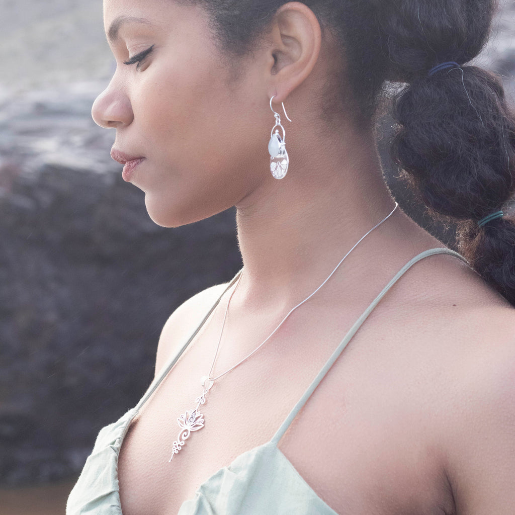 modelo con collar Loto Unalome