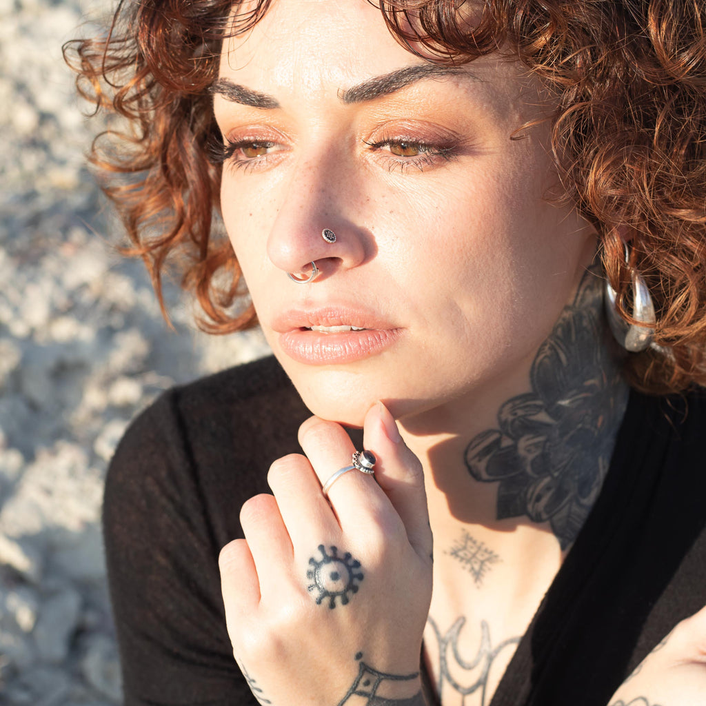  modelo con Echo y noa piercing