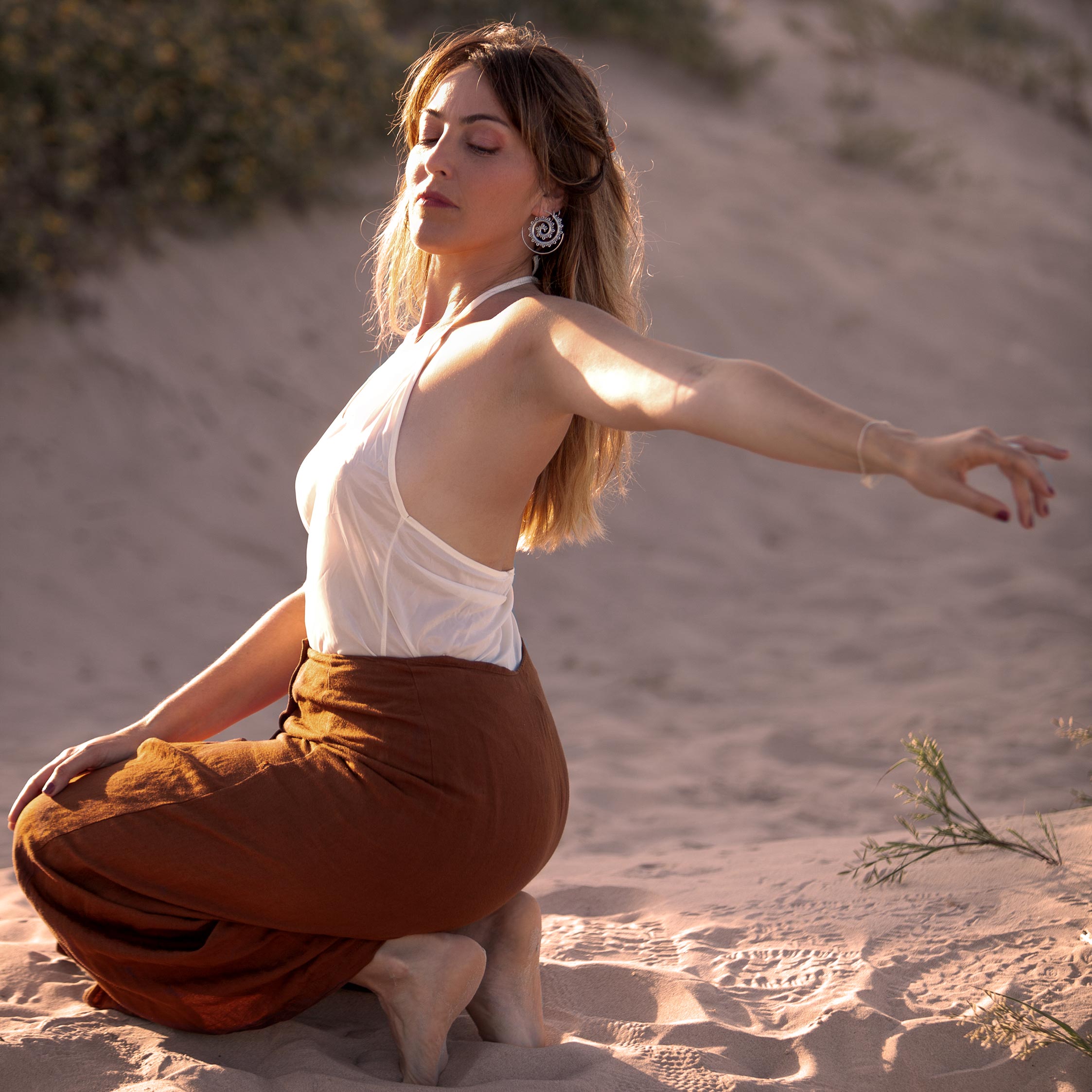 modelo con Lotus espiral plata