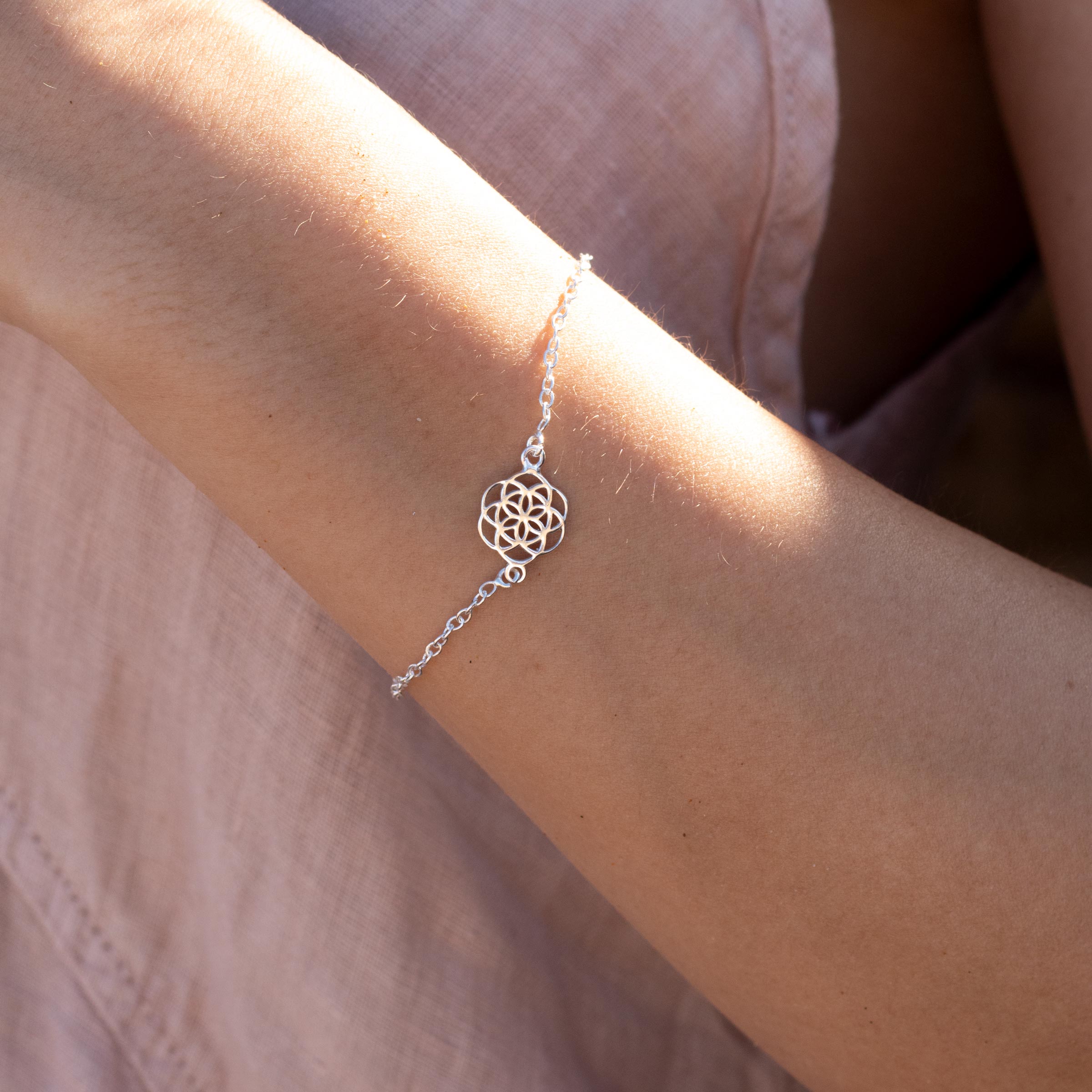 detalle de pulsera  Flor de la vida 