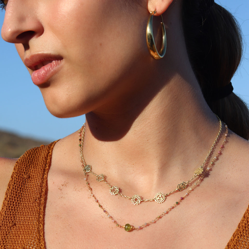 modelo con gargantilla piedras cuarzo y choker chakras