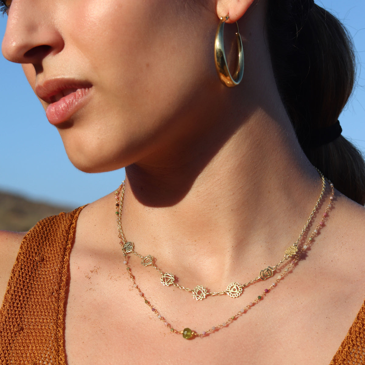 modelo con gargantilla piedras cuarzo y choker chakras